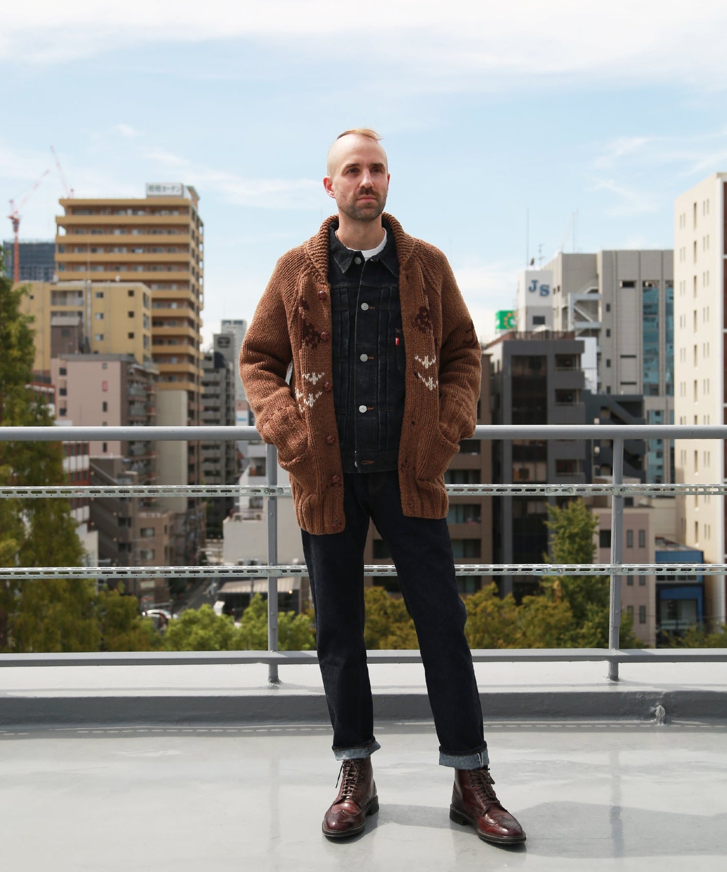 ROUGH GAUGE COWICHAN CARDIGAN/ BROWN