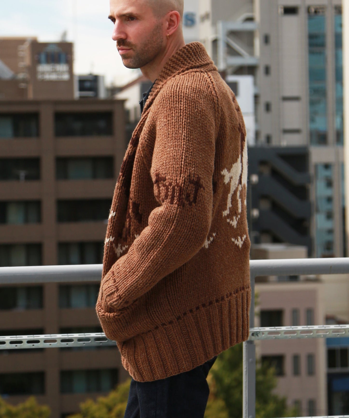 ROUGH GAUGE COWICHAN CARDIGAN/ BROWN