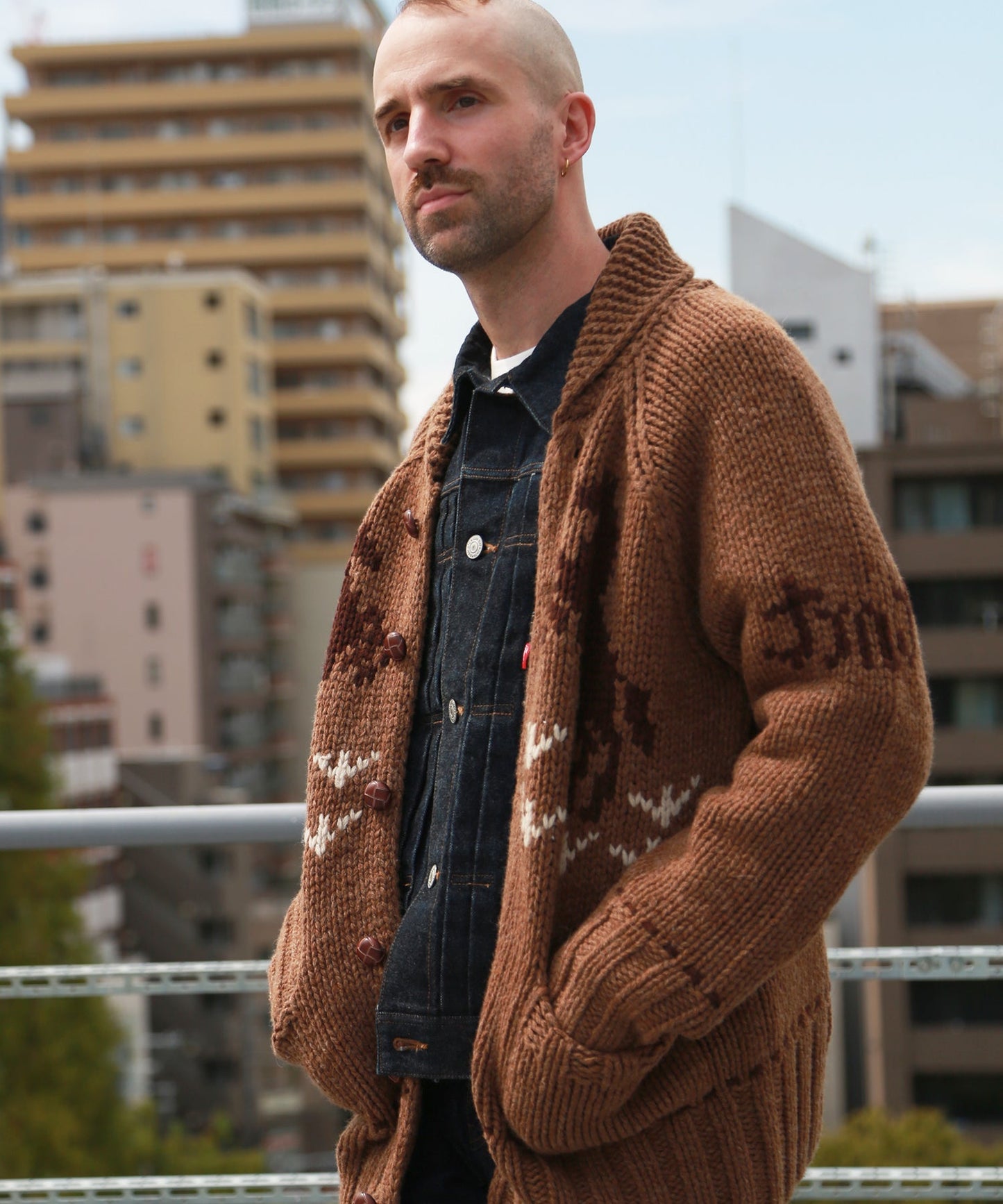 ROUGH GAUGE COWICHAN CARDIGAN/ BROWN