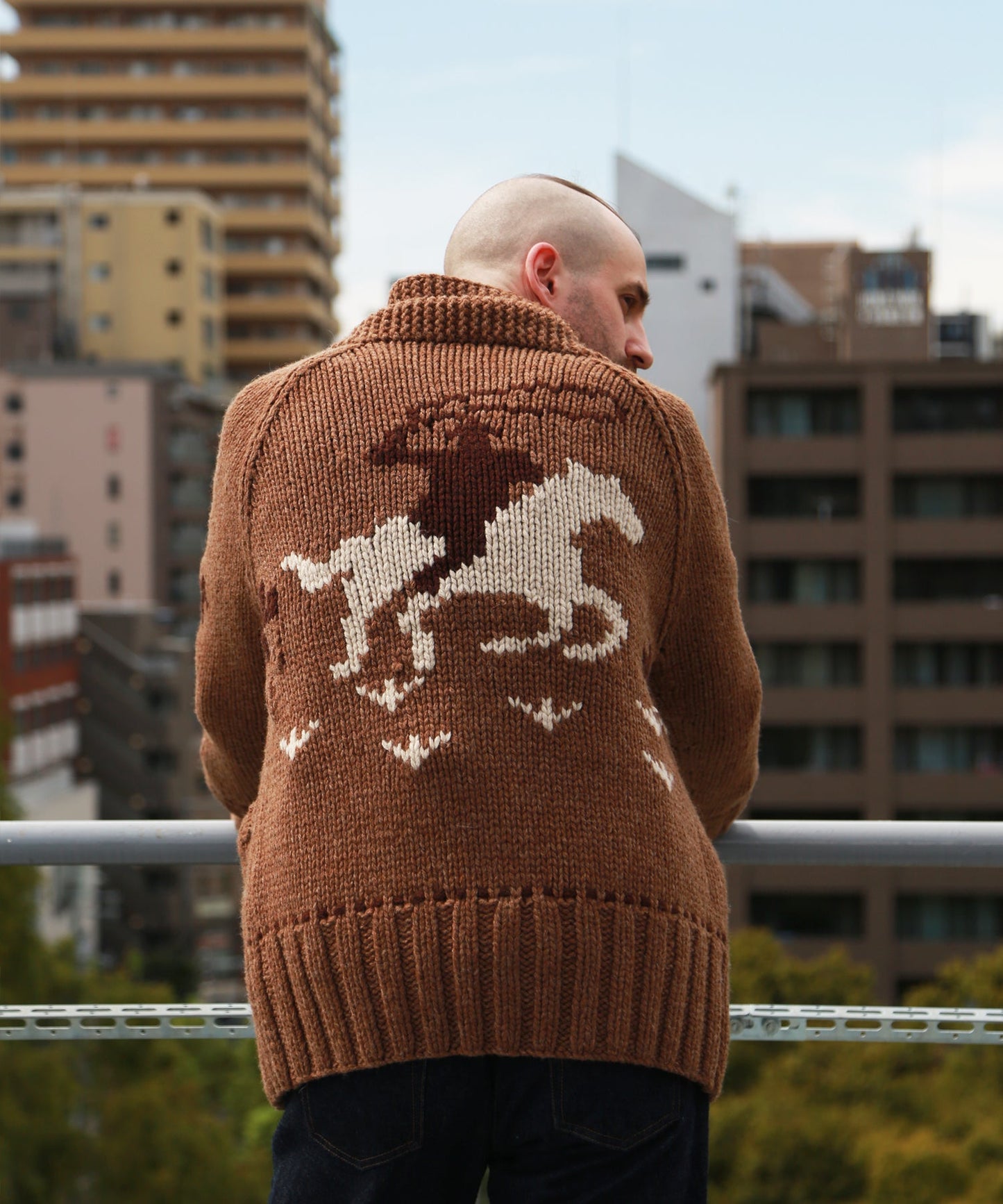 ROUGH GAUGE COWICHAN CARDIGAN/ BROWN