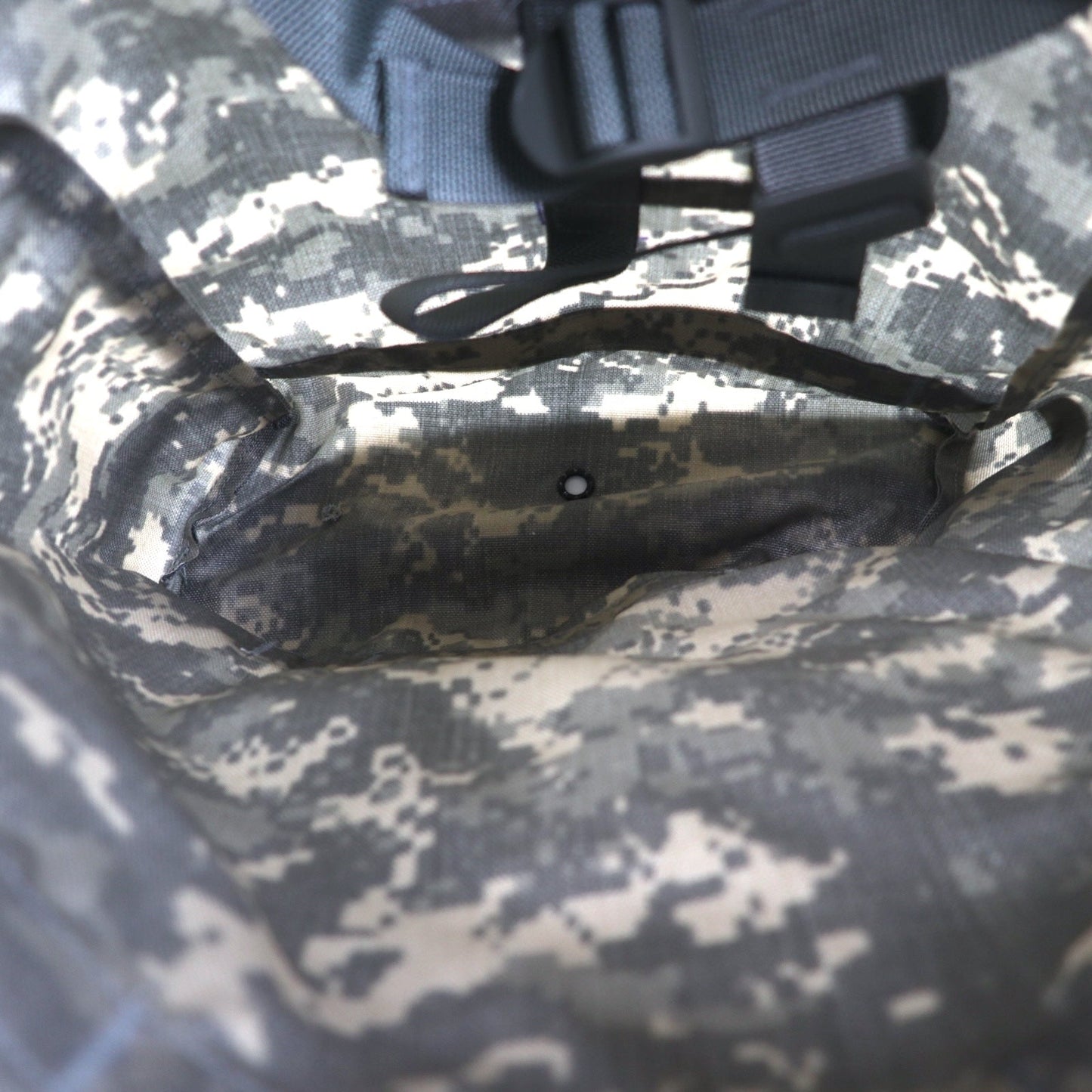 US ARMY 米軍 MOLLE 2 ラジオバッグ UCP ショルダーバッグ ナイロン デジカモ ミリタリー 8465-01-524-7684 デッドストック 未使用品
