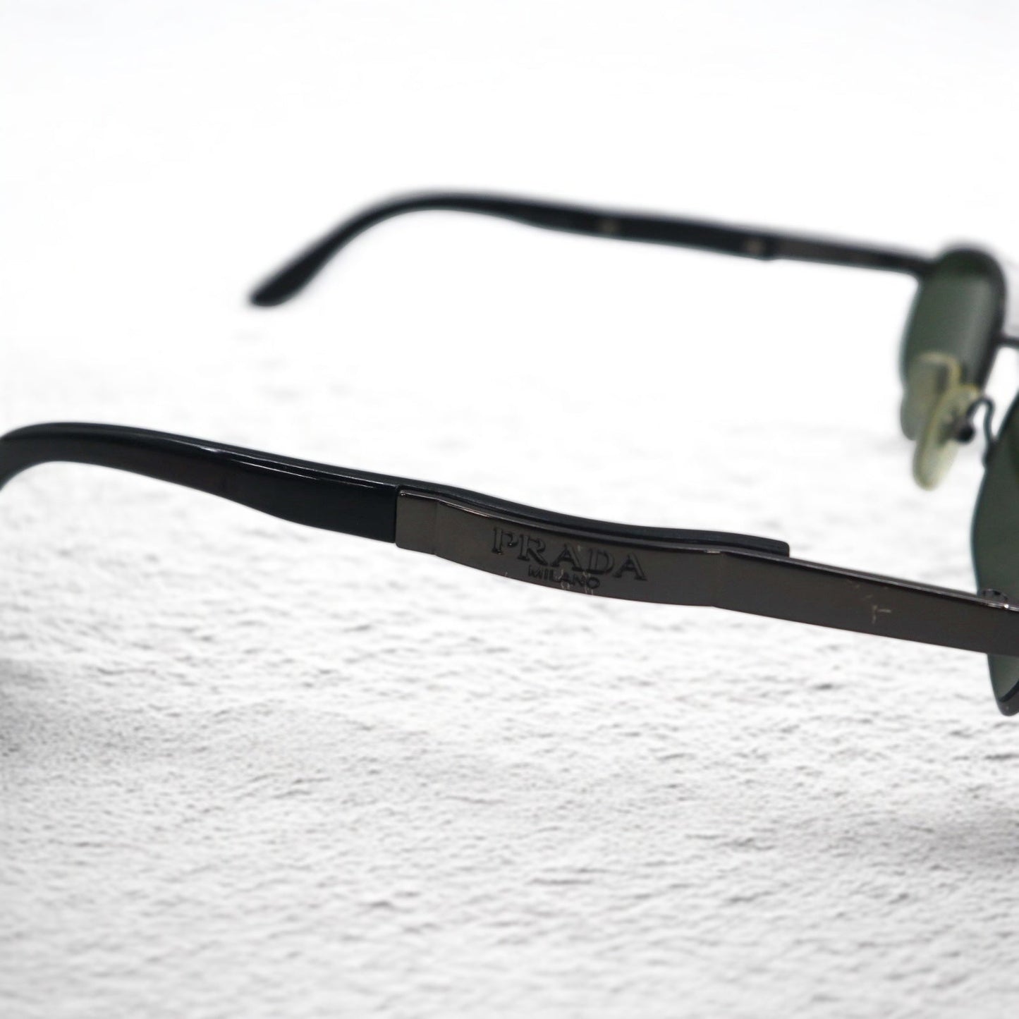 PRADA オーバル ミニマル フレーム サングラス ブラック メタル モード P302 イタリア製