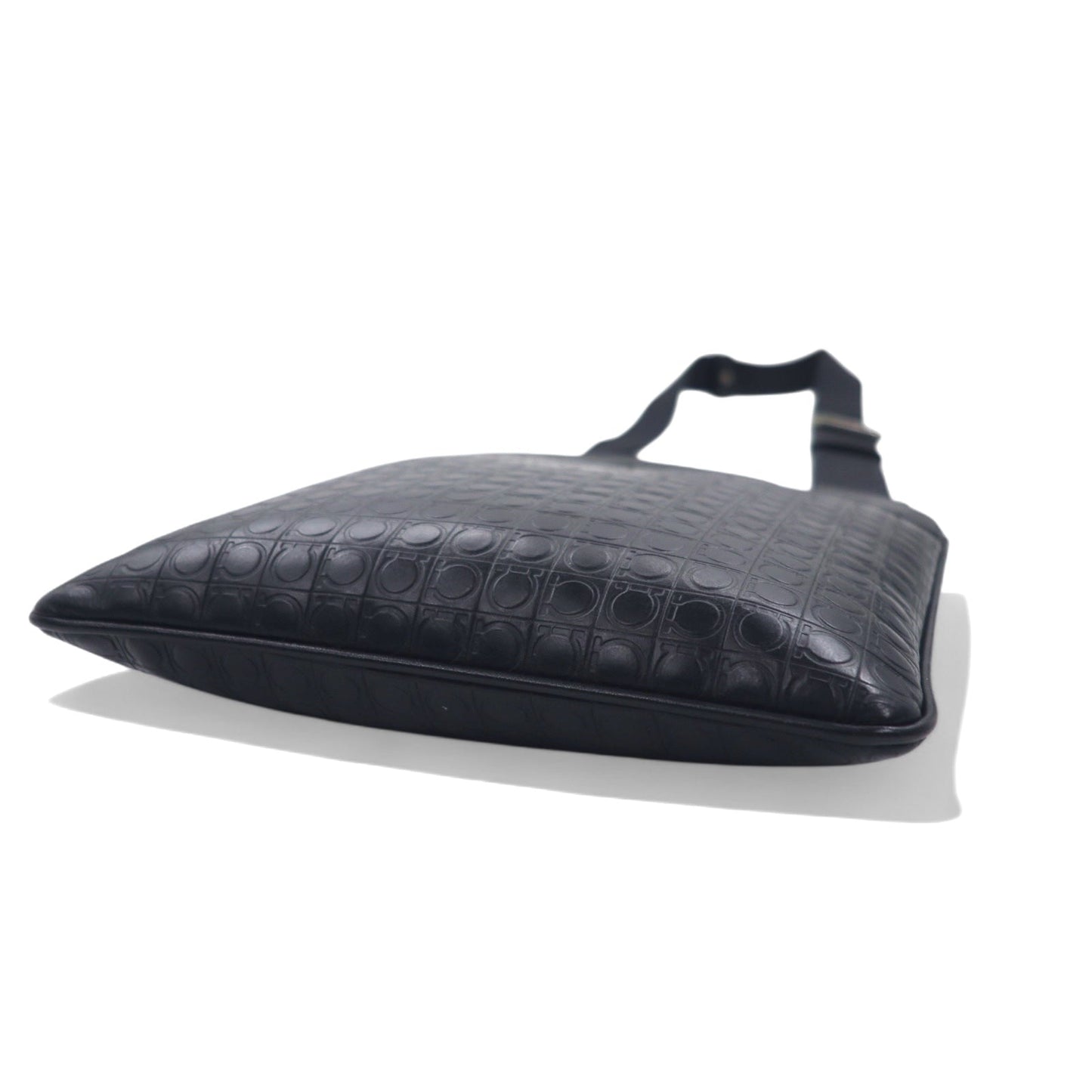 Salvatore Ferragamo イタリア製 ガンマソフト ショルダーバッグ ブラック レザー  ガンチーニ モノグラム 型押し FB-24 9420