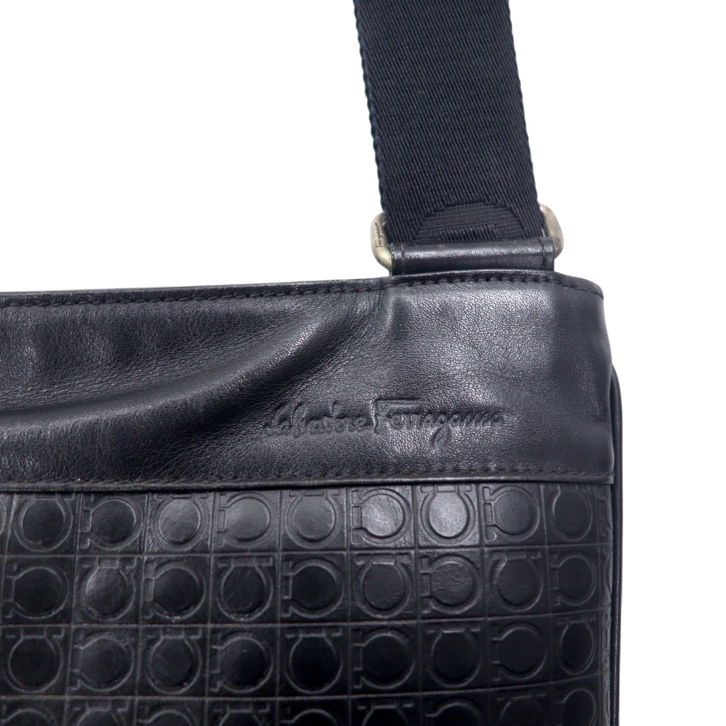 Salvatore Ferragamo イタリア製 ガンマソフト ショルダーバッグ ブラック レザー  ガンチーニ モノグラム 型押し FB-24 9420